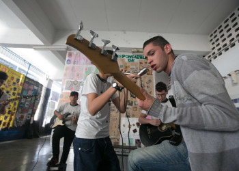 Alunos da EE Brasilia Castanho de Oliveira, criadores da banda Fritz criaram e executam uma musica sobre o Saresp como projeto da escola onde se apresentaram no pateo para os demais alunos 11.11.2013 Guarulhos/SP Foto JOSÉ LUIS DA CONCEIÇÃO/A2FOTOGRAFIA