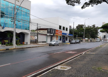 Avenida Presidente Vargas, em Franca, na segunda-feira de manhã, praticamente vazia, após decreto de quarentena. Foto: Renato Viana Albarral/F3 Notícias Whatsapp