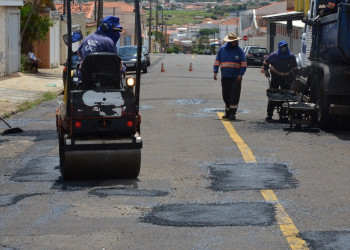 Foto: Tapa buraco na Rua Santo Antônio. Divulgação/Prefeitura de Franca