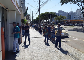 Fila formada em banco na Avenida Presidente Vargas. Foto: Renato Viana Albarral/F3 Notícias Whatsapp