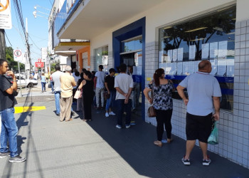 Fila formada em frente à Caixa da Avenida Presidente Vargas. Foto: Renato Viana Albarral/F3 Notícias Whatsapp