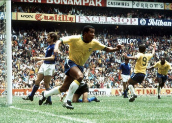 Jairzinho comemora após gol na vitória do Brasil sobre a Itália, na final da Copa do Mundo de 1970 - Fifa/Acervo CBF/Direitos reservados