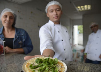 A pizza de costela bovina com agrião é uma das opções de lanche na Feira Nacional do Podrão. Foto: Fernando Frazão/Agência Brasil