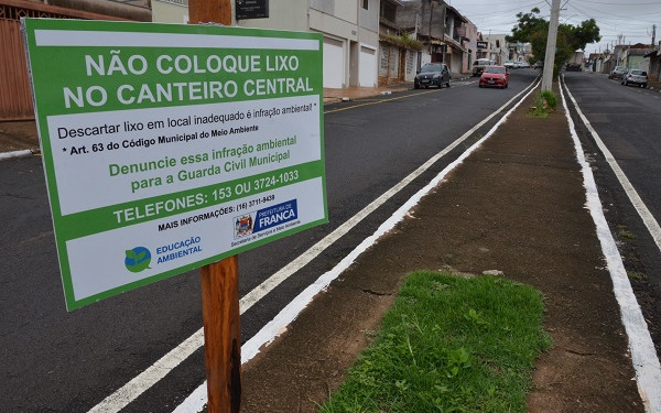 Placas instaladas em janeiro de 2020 para orientar descarte correto do lixo. Foto: Divulgação/Prefeitura de Franca