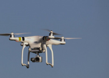 Eixo Monumental, Plano Piloto, Brasília, DF, Brasil 22/1/2018 Foto: Toninho Tavares/Agência Brasília.  Em um mês de testes com dois drones, o Departamento de Trânsito do Distrito Federal (Detran-DF) flagrou 382 infrações nas vias em 30 atuações com os equipamentos para auxiliar o monitoramento e a fiscalização.  As principais violações às regras que os agentes identificaram com ajuda da tecnologia foram não sinalizar para mudar de direção (132) e o uso do celular ao volante (90).