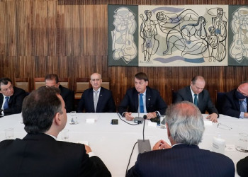 Reunião com Braga Netto, Ministro-Chefe da Casa Civil da Presidência da República; Paulo Guedes, Ministro de Estado da Economia; Fábio Faria, Ministro de Estado das Comunicações; Jorge Antonio de Oliveira, Ministro-Chefe da Secretaria-Geral da Presidência da República; Luiz Eduardo Ramos, Ministro-Chefe da Secretaria de Governo da Presidência da República; e Augusto Heleno, Ministro-Chefe do Gabinete de Segurança Institucional da Presidência da República.
Foto: Alan Santos/PR