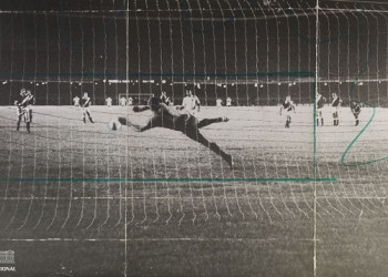 Milésimo gol do Pelé, 1969. Foto: Arquivo Nacional

Cobrança de pênalti de Pelé, para marcar seu milésimo gol, na partida entre Santos e Vasco da Gama, no estádio do Maracanã, em 19 de novembro de 1969. Arquivo Nacional. Fundo Correio da Manhã. BR_RJANRIO_PH_0_FOT_38422_348