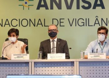 A diretora de Coordenação e Articulação do Sistema Nacional de Vigilância Sanitária (DSNVS), Alessandra Bastos, o diretor-presidente, Antonio Barra e o Gerente-geral de Medicamentos e Produtos Biológicos, Gustavo Mendes, durante entrevista coletiva  para falar sobre a interrupção dos estudos da vacina Coronavac. Foto: Fabio Rodrigues Pozzebom/Agência Brasil