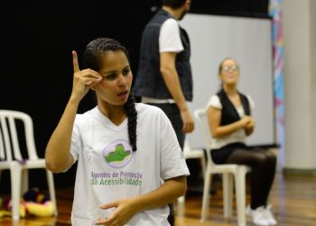 Tradução em Libras de encenação com temática inclusiva no lançamento de mais uma turma do projeto Agentes de Promoção da Acessibilidade, da ONG Escola de Gente, na Biblioteca Parque da Rocinha, Foto: Fernando Frazão/Agência Brasil