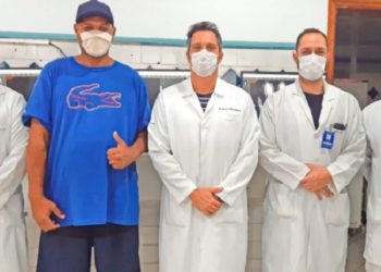 Marcelo Alvarenga (camisa azul), com o médico Laurence Dias de Oliveira (ao Centro), junto com residentes e
enfermeiro da equipe do Serviço de Ortopedia e Traumatologia da Santa Casa de Franca. Foto: Divulgação