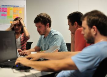 Brasília - Startup Weekend Brasília, evento promovido pelo Sebrae, une empreendedores, desenvolvedores, designers e entusiastas para compartilhar idéias, formar equipes e criar startups (Marcelo Camargo/Agência Brasil)