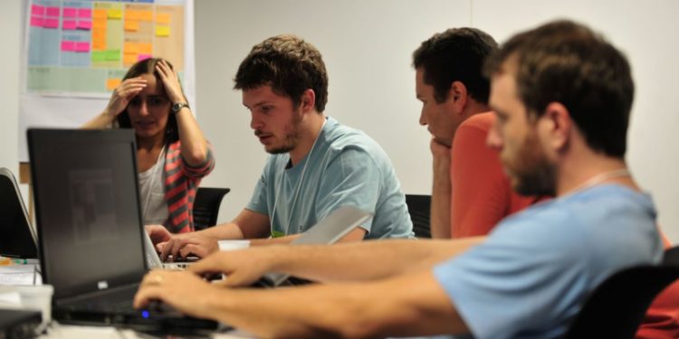 Brasília - Startup Weekend Brasília, evento promovido pelo Sebrae, une empreendedores, desenvolvedores, designers e entusiastas para compartilhar idéias, formar equipes e criar startups (Marcelo Camargo/Agência Brasil)