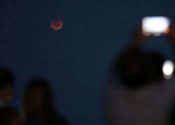 Grupos de visitantes e estudiosos se reúnem no Forte de Copacabana para observar o eclipse total da lua, em que o astro ganha tons avermelhados, conhecido como Lua de Sangue.