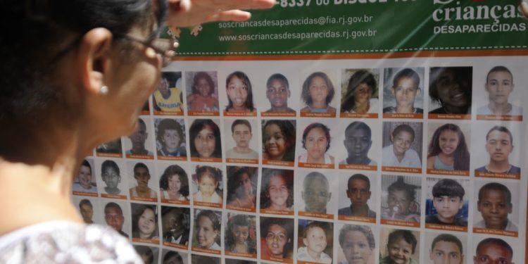 Rio de Janeiro - O Programa SOS Crianças Desaparecidas faz ato público para divulgar imagens de crianças e adolescentes desaparecidos (Tânia Rêgo/Agência Brasil)