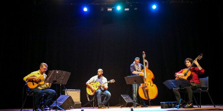 Quarteto Enredado tem formação única de viola caipira (Ronaldo Sabino), guitarra (Daniel Rached Palermo), baixo acústico (Gabriel Terra) e violão (Claryssa Pádua)