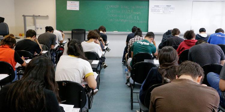 Candidatos concentrados fazendo a prova da primeira fase do vestibular. Foto: Marcos Santos/USP Imagens