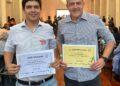 Victor Hugo Cristófani e Maurílio Cristófani, representantes da Cachaça Barra Grande, recebem os prêmios dos dois rótulos inscritos
 (Foto: Divulgação)