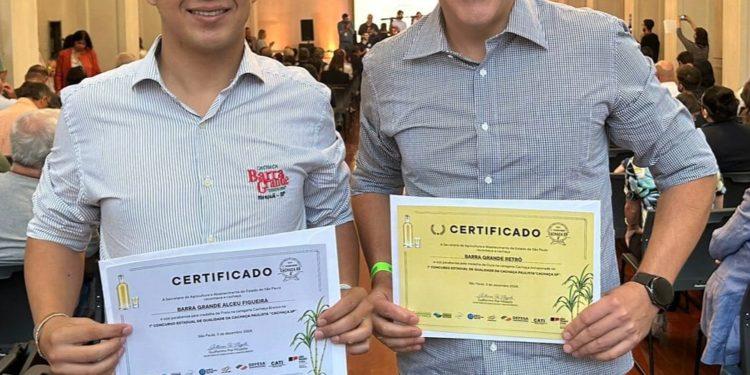 Victor Hugo Cristófani e Maurílio Cristófani, representantes da Cachaça Barra Grande, recebem os prêmios dos dois rótulos inscritos
 (Foto: Divulgação)